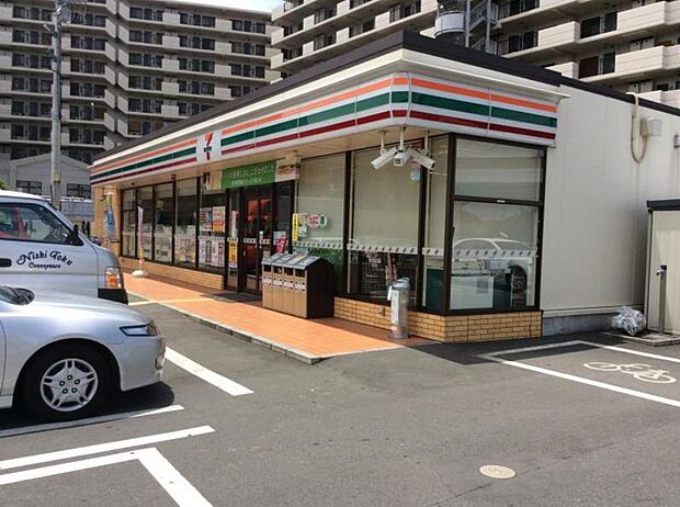 コンビニ 650m セブンイレブン(セブンイレブンは近くて便利を掲げています。近くとは、心の近さ。便利とはモノが期待以上の品質でお客さまに届くこと。セブン銀行など新しいサービスを積極的に導入…