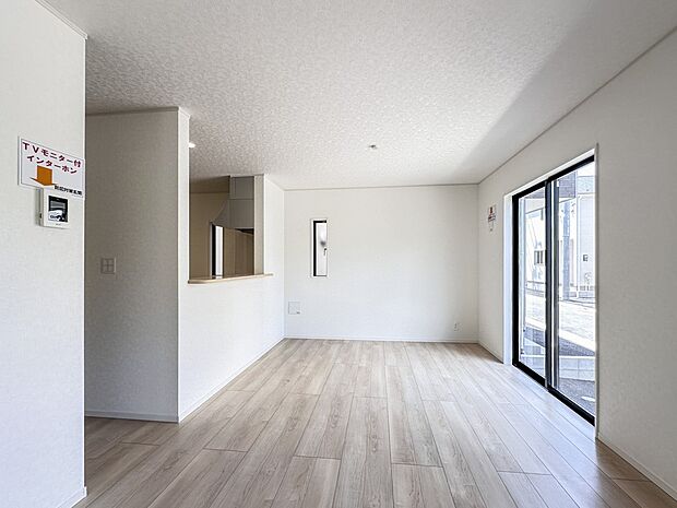 【リビングダイニング】シンプルなデザインの家は風情がある。住む人のこだわりを感じる。外観も内装もいたってシンプル。居心地がよく、家事や趣味、子育てなどにも集中できる。家も人間も熟成するほどシ…
