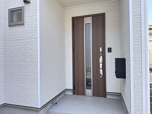 【玄関】家の顔となる玄関は、高いデザイン性が求められます。高級感と断熱性、防犯性に優れた玄関ドアを標準装備。ピッキング対策のセキュリティサムターン等、防犯に考慮しました。