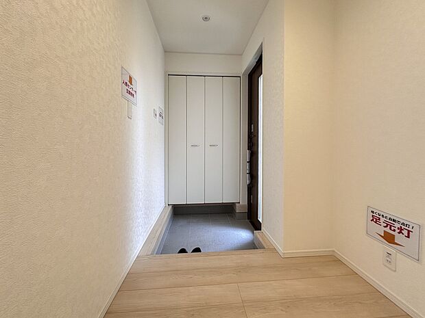 【シューズボックス(下駄箱)】 大型のシューズボックスには靴やブーツ、サンダルはもちろん、ハンカチや手袋、バック類などのお出かけ用品、印鑑や朱肉なども収納可能です。