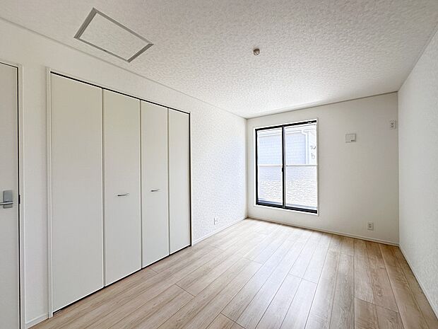 【寝室】シンプルな内装はおしゃれのポイントです。シンプルは華美より飽きがこないからです。色や模様でおしゃれ感をだす。それがシンプルイズビューティーです。