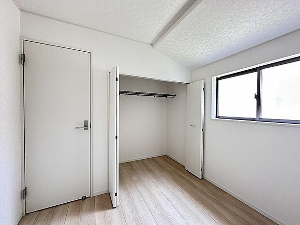 【子供部屋】お子様のお部屋にぴったりなクロークを備えたフローリング仕様の洋室です。