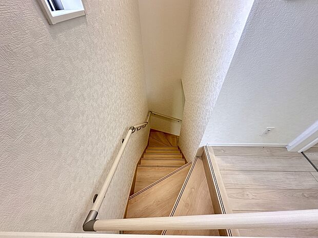 【手すり付階段】手すりがないと階段の昇り降りで危険なことはもちろん、壁に手をつきながら歩くことで壁紙が汚れやすくなります。すべての方に快適に昇り降りしていただくため、手すりを設置しました。