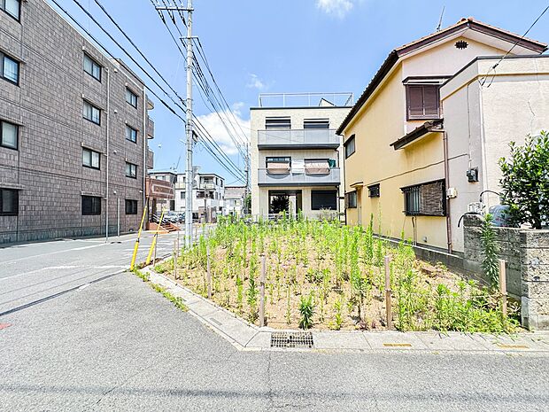 【前面道路-幅員約6m-】家の前は美しい通りになっていますが、クルマが比較的少なく。家のまわりで遊ぶお子さまも安心です。