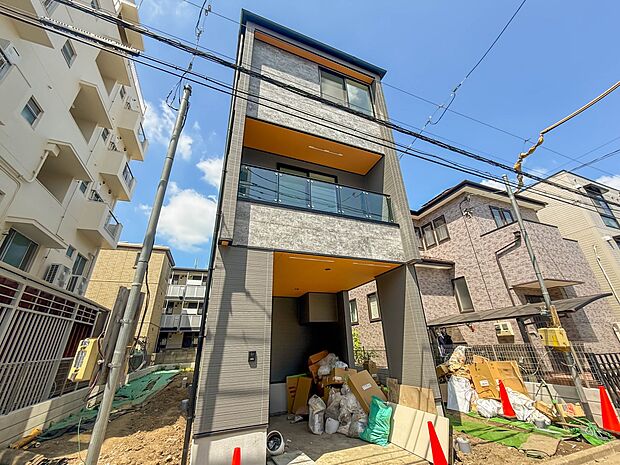 2号棟【外観】堂々たる趣ながら、主張し過ぎずどこか余裕を感じさせるシャープなフォルムで佇む邸宅は、晴天の空と照らし合わせる事で、本来あるべき完成形の姿を見せてくれます。