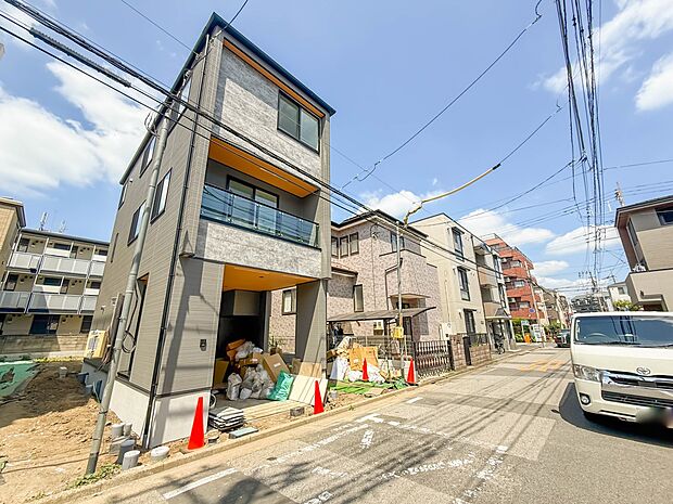 2号棟【前面道路5.9m】家の前をまっすぐの通りが走っている。クルマは少なく、人々は毎朝、ウォーキング、ジョギング、犬の散歩など、フリーな朝時間を過ごしている。