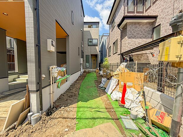 3号棟【駐車場】毎日の生活にマイカーが必須という方は、購入を検討する際、駐車場があることは大事な条件です。毎日の通勤や家族の送迎、買い物やお出かけなどクルマのある暮らしを満喫したい方は要チェ…
