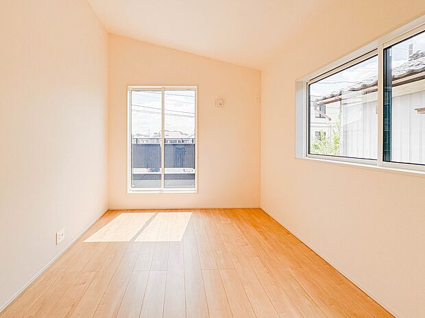 【リビング以外の居室】独立性を高めたお部屋。たっぷりの収納も配備しており、片付いた空間を現実出来そう。陽光も降り注ぐ明るく開放的な空間が魅力的。