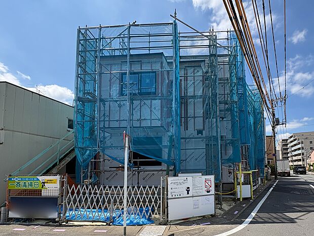 【外観】街の風景に溶けこむシンプルなカタチ。バランスがとれた玄関のハイクォリティなデザイン。存在感あふれる建物の質感。