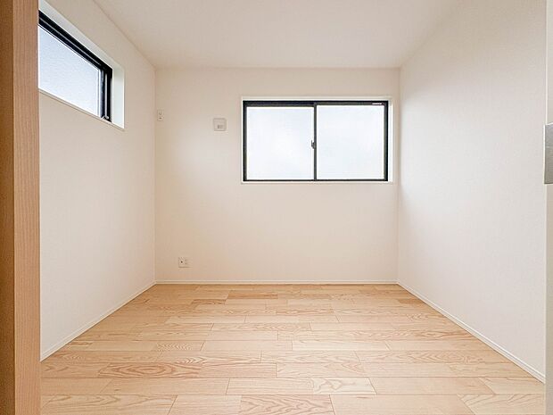 【子供部屋】お子様のお部屋にぴったりなクロークを備えたフローリング仕様の洋室です。