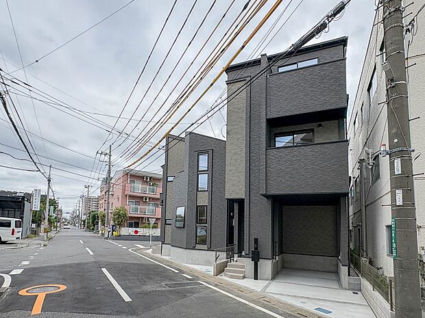 【前面道路】家の前をまっすぐの通りが走っている。クルマは少なく、人々は毎朝、ウォーキング、ジョギング、犬の散歩など、フリーな朝時間を過ごしている。