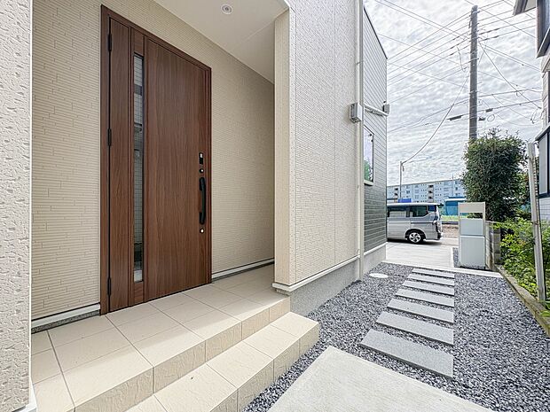【玄関】家の顔となる玄関は、高いデザイン性が求められます。高級感と断熱性、防犯性に優れた玄関ドアを標準装備。ピッキング対策のセキュリティサムターン等、防犯に考慮しました。