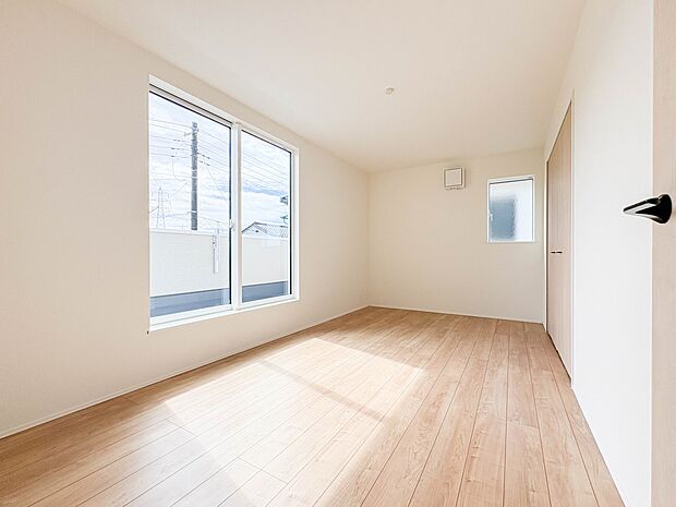 【寝室】シンプルな内装はおしゃれのポイントです。シンプルは華美より飽きがこないからです。色や模様でおしゃれ感をだす。それがシンプルイズビューティーです。