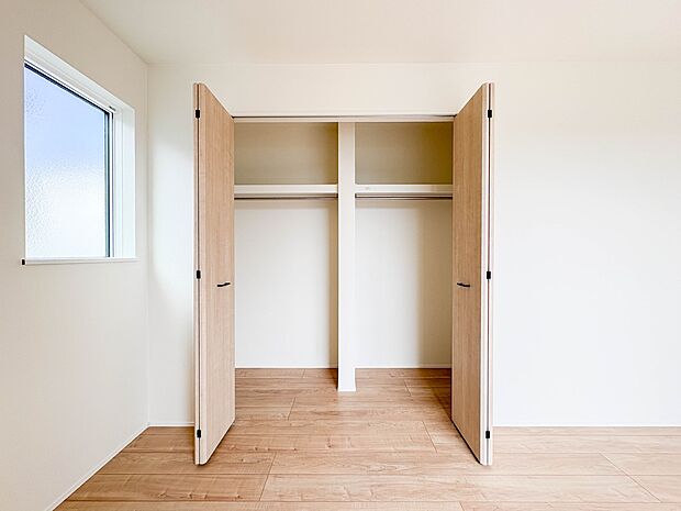 【収納】壁面クローゼットのメリットは、衣類が横一列に並ぶためひと目で洋服が選びやすいこと。衣類をたくさんお持ちの方も、限られたスペース内に無理なく収納することができます。