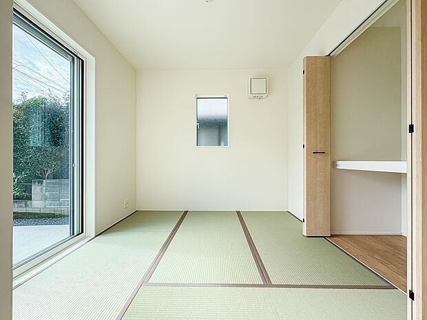 【和室】 畳には音を吸収する作用があるので、元気いっぱいのお子さんの遊び場所として、最適な空間となるでしょう。また、クッション性があるのでお子さんが転んでケガをするリスクを軽減してくれます…