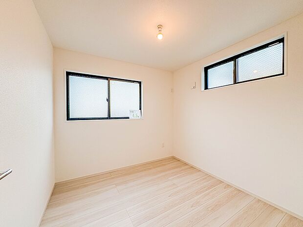 【Room-洋室-】 快適に過ごす条件は、一人ひとり違います。だからこそ飾り過ぎないシンプルな内装と偏り過ぎないデザインで統一しました。暮らしの中でオーナー様だけの【マイホーム】に創り上げ…