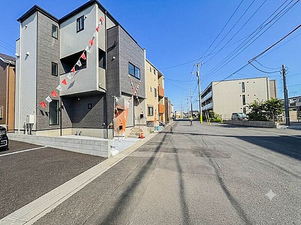 【前面道路】陽当りや通風性など各所に施された工夫で住みやすさを実現。部屋の大きさや周辺環境・街並など、資料には掲載していない情報が現地にはたくさんございます。是非ご確認下さい。