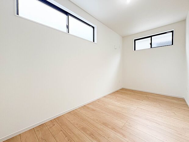 【子供部屋5帖】お子様のお部屋にぴったりなクロークを備えたフローリング仕様の洋室です。