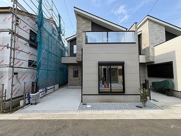 【2号棟外観】家族の温かさと陽光の暖かさ、楽しい毎日と明るい未来を予感させる「空間が織り成すひとつ先の住み心地」を演出します。