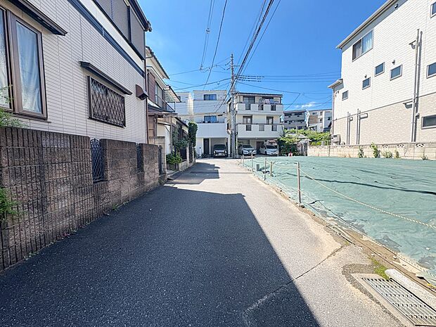 車の通行が少ないので、静かな住環境を維持することができます。