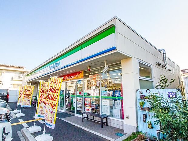 コンビニ 360m ファミリーマートさいたま太田窪店(ファミリーマートの強さは、少量のお惣菜を売るファミデリカとドラッグストアと組んだコラボ。サラダを中心にしたヘルシー食材が充実のコンビニで…