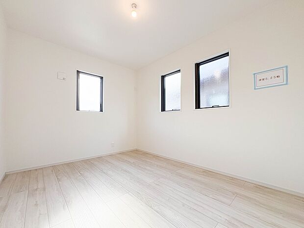【子供部屋洋室6帖】お子様のお部屋にぴったりなクロークを備えたフローリング仕様の洋室です。