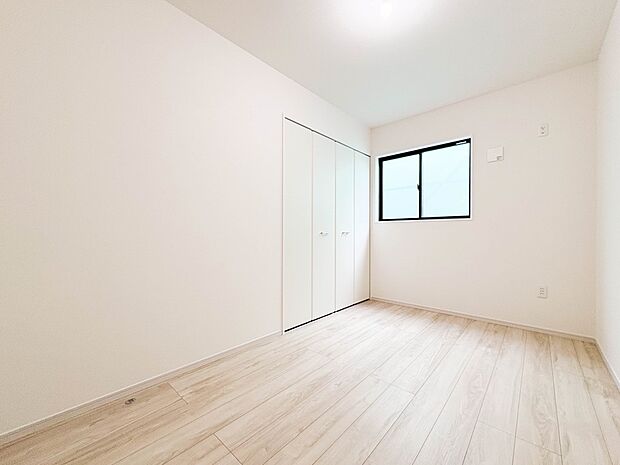 【子供部屋5帖】お子様のお部屋にぴったりなクロークを備えたフローリング仕様の洋室です。