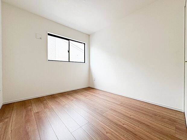 【子供部屋5.2帖】お子様のお部屋にぴったりなクロークを備えたフローリング仕様の洋室です。