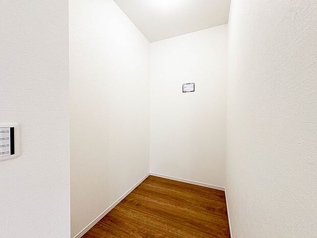 【WIC(ウォークインクローゼット)】 たくさんの洋服をかけてもシワになりにくいウォークインクローゼット。洋服以外にも、普段使わない家電やスーツケース、ストック品など何でも片付く嬉しい空間…