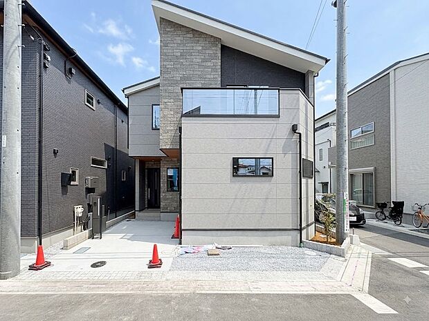【4号棟外観】家族の温かさと陽光の暖かさ、楽しい毎日と明るい未来を予感させる「空間が織り成すひとつ先の住み心地」を演出します。