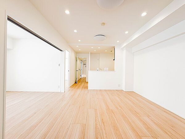 【リビング】うららかな陽射しがどのお部屋にも降り注ぎますように、快適さを追求した間取設計。得難い立地環境での生活を恵みの豊かな永住の地へと変えてくれます。