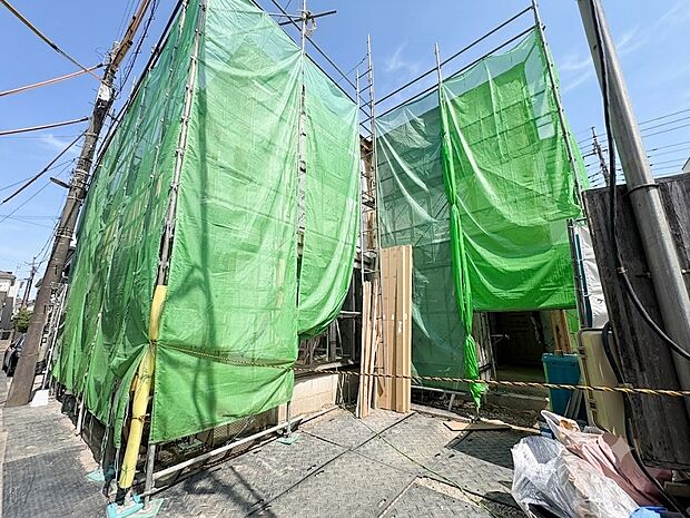 【外観】堂々たる趣ながら、主張し過ぎずどこか余裕を感じさせるシャープなフォルムで佇む邸宅は、晴天の空と照らし合わせる事で、本来あるべき完成形の姿を見せてくれます。