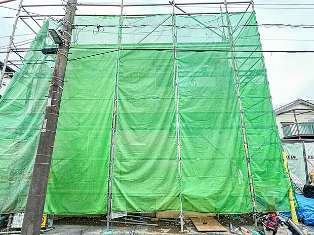 【外観】堂々たる趣ながら、主張し過ぎずどこか余裕を感じさせるシャープなフォルムで佇む邸宅は、晴天の空と照らし合わせる事で、本来あるべき完成形の姿を見せてくれます。