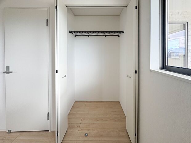 【収納】壁面クローゼットのメリットは、衣類が横一列に並ぶためひと目で洋服が選びやすいこと。衣類をたくさんお持ちの方も、限られたスペース内に無理なく収納することができます。
