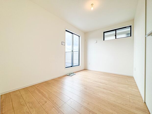 2号棟【子供部屋5.5帖】お子様のお部屋にぴったりなクロークを備えたフローリング仕様の洋室です。