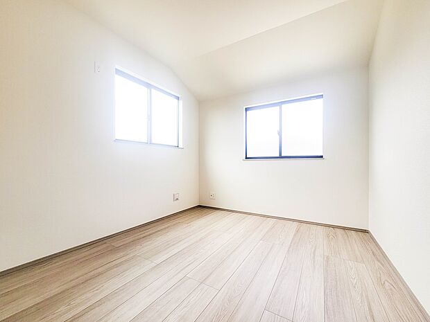 【子供部屋】お子様のお部屋にぴったりなクロークを備えたフローリング仕様の洋室です。