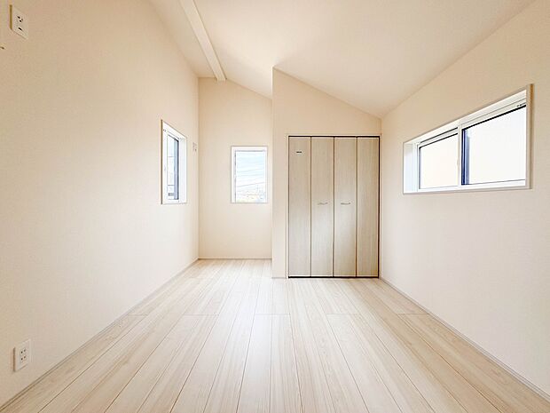 【居室5.25帖】お子様のお部屋にぴったりなクロークを備えたフローリング仕様の洋室です。