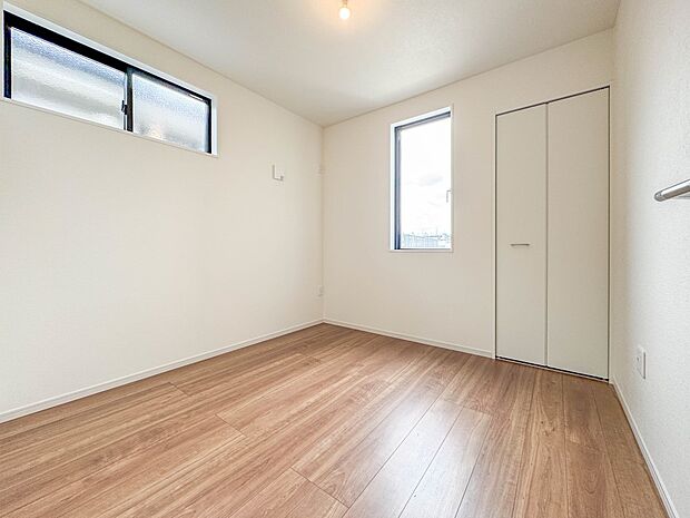 3号棟【子供部屋4.5帖】お子様のお部屋にぴったりなクロークを備えたフローリング仕様の洋室です。