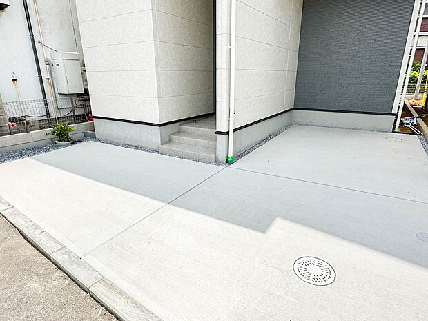 3号棟【駐車場】カースペース2台可/駐輪スペース。広々カースペースです。自転車、バイクなども置き場に困りません。