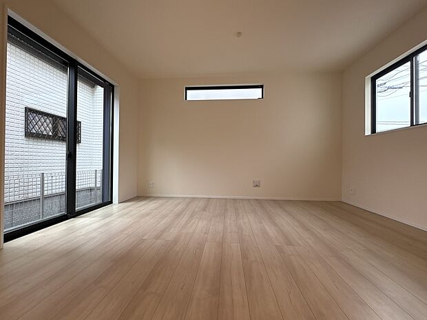 【LDK14.37帖】リビングルームの窓を開けると心地よい南風が入ってくる。キッズルームの窓を開けるとやさしい微風が入ってくる。家の中に風の道がある。風を生活の中で体験できる家。