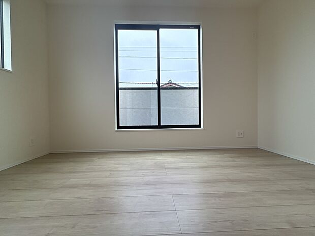 【子供部屋5帖】お子様のお部屋にぴったりなクロークを備えたフローリング仕様の洋室です。