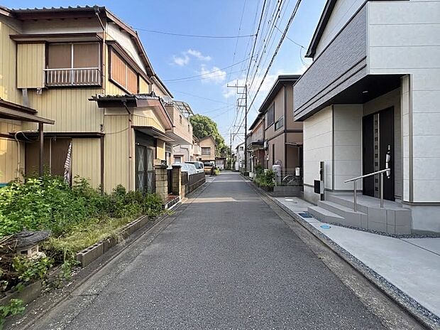 【前面道路、公道4m】車の通行が少ないので、静かな住環境を維持することができます。