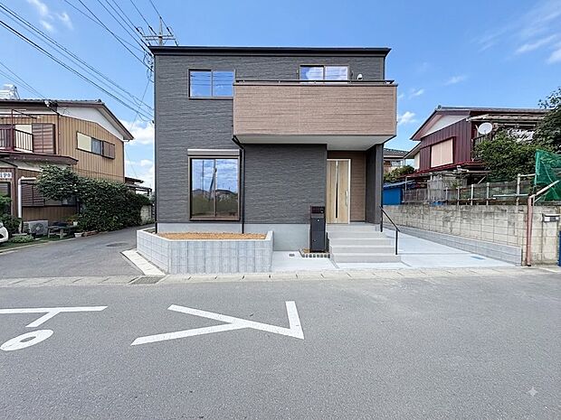 【外観】堂々たる趣ながら、主張し過ぎずどこか余裕を感じさせるシャープなフォルムで佇む邸宅は、晴天の空と照らし合わせる事で、本来あるべき完成形の姿を見せてくれます。