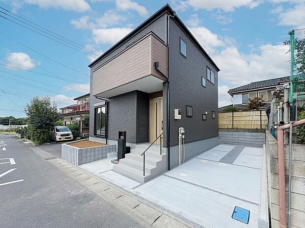 【前面道路】静かな通りに面した本物件は、落ち着いて暮らすことができます。閑静な住宅街で比較的車の通りも少ないのでお子様も安心です。