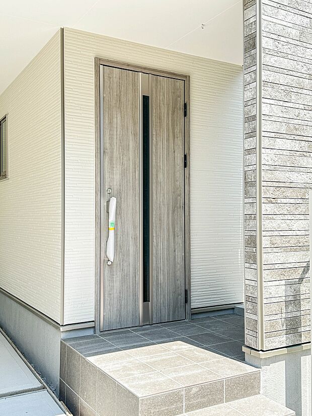 【玄関】玄関へ向かうまでのアプローチに漂う上質が期待感をもたせます。玄関は建物の顔。落着きを醸し出した自己主張が心に訴えてきます。