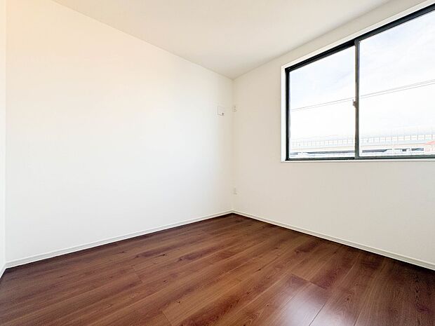 【子供部屋】お子様のお部屋にぴったりなクロークを備えたフローリング仕様の洋室です。