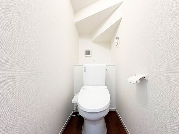 【Toilet-トイレ-】 いつも清潔なスペースであってほしいのが毎日使うトイレです。掃除がしやすいのはもちろん、落ち着けるスペースとして機能することも大切です。