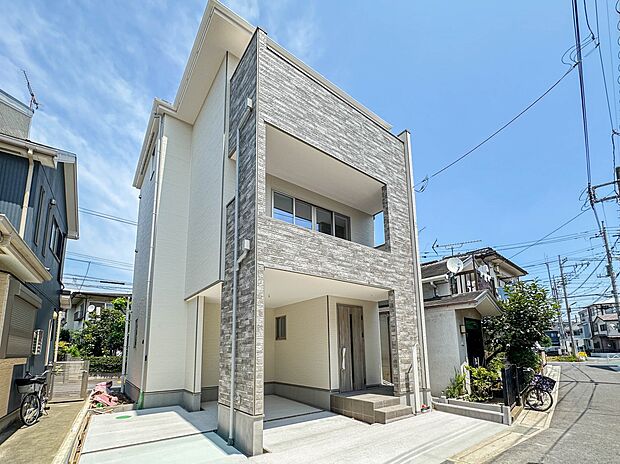 【外観】家族の温かさと陽光の暖かさ、楽しい毎日と明るい未来を予感させる「空間が織り成すひとつ先の住み心地」を演出します。