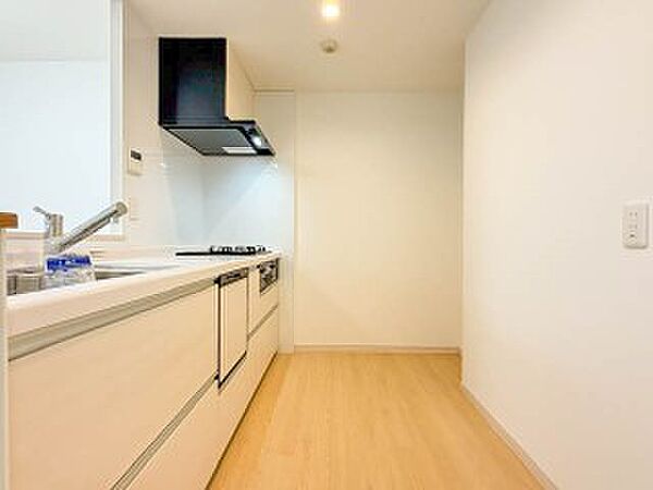 【キッチン】ナチュラルな自然光の中での調理。会話が弾む対面型キッチン。お洒落な食器類を余裕で収納できるスペース。動きやすい女性目線のキッチン動線。これからはお料理をつくる時間が劇的に変わりま…