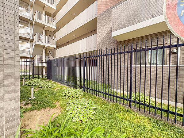 【中庭】敷地内はみどりが多く、お部屋以外も心地の良い安らぐ空間。